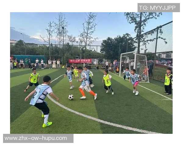 朋友们在绿茵场上挥洒汗水共同踢足球的快乐时光